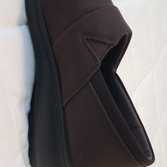 Easy Street Comfort Wave brown flat shoes, 6WW - Picture 4 of 8